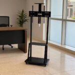 ستاند تلفزيون متحرك بعجلات باللون الأسود مزود برف إضافي وقاعدة ثابتة مع عجلات بذكاء وبامتياز