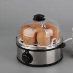 ماكينة سلق بيض كهربائية من ماركة ساجا موديل SM-8117 تسع لـ 7 بيضات مع غطاء شفاف وقاعدة تسخين بذكاء وبامتياز.