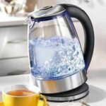 غلاية مياه كهربائية من ماركة SAGA (موديل SG-922)، وهي غلاية زجاجية عصرية تتميز بإضاءة LED داخلية وتصميم مريح للاستخدام المنزلي اليومي.