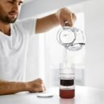 صانعة قهوة كولد برو (Cold Brew Coffee Maker) من ماركة آي كافيلاس (iCafilas). هذا الجهاز مصمم لتحضير القهوة الباردة بطريقة التقطير البطيء، مما ينتج قهوة أقل حموضة ومرارة من القهوة الساخنة التقليدية