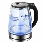 غلاية مياه كهربائية من ماركة SAGA (موديل SG-922)، وهي غلاية زجاجية عصرية تتميز بإضاءة LED داخلية وتصميم مريح للاستخدام المنزلي اليومي.