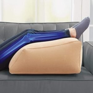 وسادة هوائية زرقاء أو رمادية بتصميم منحدر (Leg Ramp) ترفع الساقين بوضعية مريحة على السرير بذكاء وبامتياز.