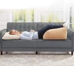 وسادة هوائية زرقاء أو رمادية بتصميم منحدر (Leg Ramp) ترفع الساقين بوضعية مريحة على السرير بذكاء وبامتياز.