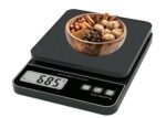 ميزان مطبخ رقمي (Digital Kitchen Scale) باللون الأسود، وهو أداة دقيقة مخصصة لوزن الأطعمة والمكونات بحد أقصى 5 كجم