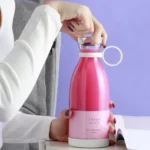 خلاط شخصي محمول بتصميم زجاجة أنيقة بلون أبيض مع شفرات داخلية وفواكه طازجة بداخلها بذكاء وبامتياز.