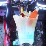 دلو الثلج المضيء مع سماعة بلوتوث (LED Speaker Ice Bucket)، وهي أداة مبتكرة مصممة لتبريد المشروبات مع توفير إضاءة ونظام صوتي لاسلكي لتعزيز أجواء