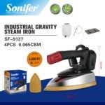 مكواة بخار صناعية بنظام التغذية بالجاذبية من إنتاج شركة Sonifer (طراز SF-9137)، وهي مصممة للاستخدام الكثيف والمحترف في ورش الخياطة والمغاسل