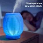 موزع روائح عطرية أنيق ينبعث منه بخار ناعم مع إضاءة LED ملونة خافتة في غرفة نوم هادئة بذكاء وبامتياز.