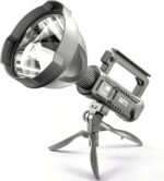كشاف يدوي LED فائق السطوع W591 – مدى 50 مترًا مع حامل ثلاثي وبنك طاقة بذكاء وبامتياز