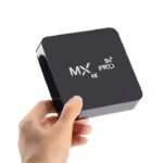 جهاز MXQ Pro 5G أسود صغير الحجم مع جهاز التحكم عن بعد وكابل HDMI وشعار 4K بذكاء وبامتياز.