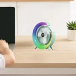 مروحة مكتب دائرية أنيقة تضيء بألوان RGB مع قاعدة ثابتة وتصميم عصري بذكاء وبامتياز.