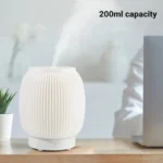 موزع روائح عطرية أنيق ينبعث منه بخار ناعم مع إضاءة LED ملونة خافتة في غرفة نوم هادئة بذكاء وبامتياز.