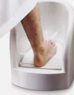 جهاز غسيل قدمين أبيض أنيق مخصص للوضوء يظهر الدواسة اليدوية وفوهة رذاذ الماء بذكاء وبامتياز.